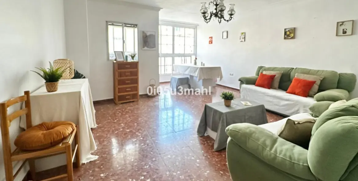 Sale of middle floor apartment in La Victoria 3