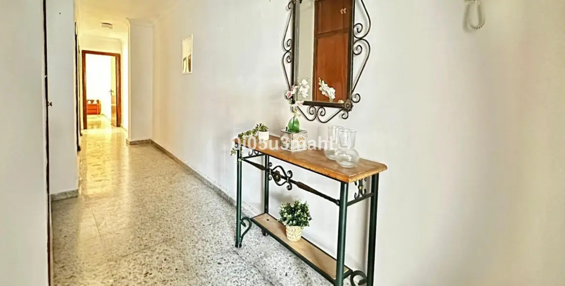 Sale of middle floor apartment in La Victoria 9