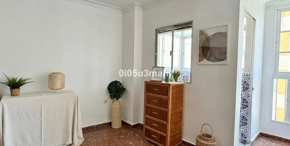 Sale of middle floor apartment in La Victoria 12