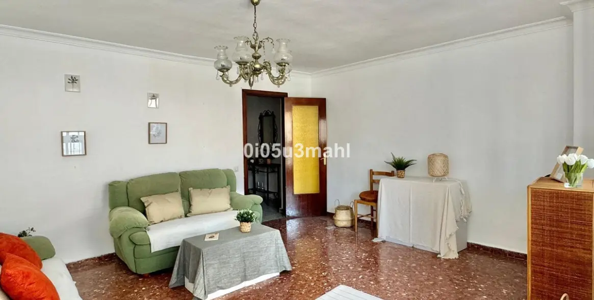 Sale of middle floor apartment in La Victoria 2