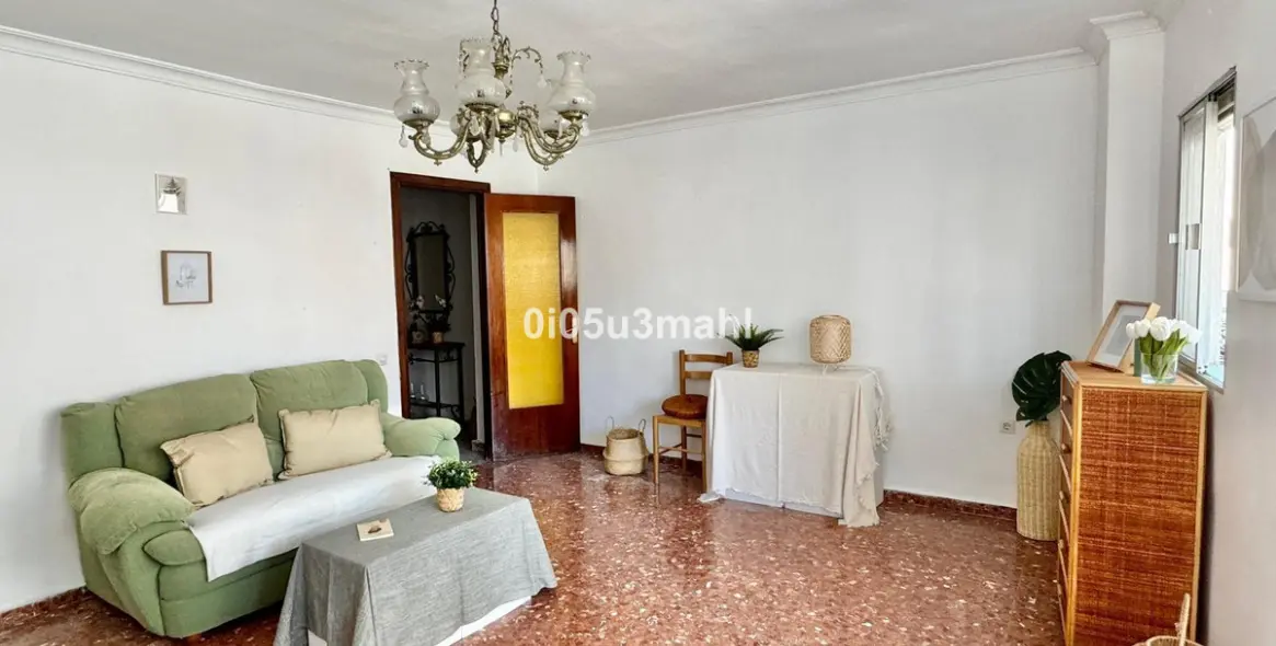 Sale of middle floor apartment in La Victoria 8
