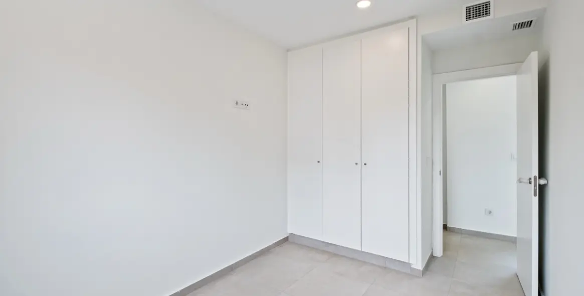 Sale of middle floor apartment in Montemar 30