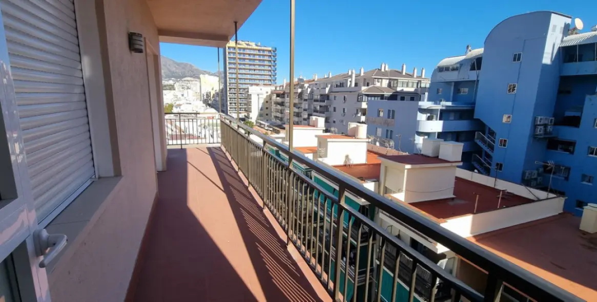 Sale of middle floor apartment in Fuengirola 1