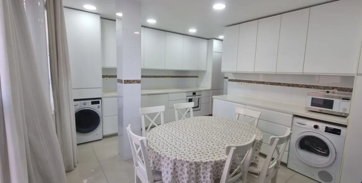 Sale of middle floor apartment in Fuengirola 12