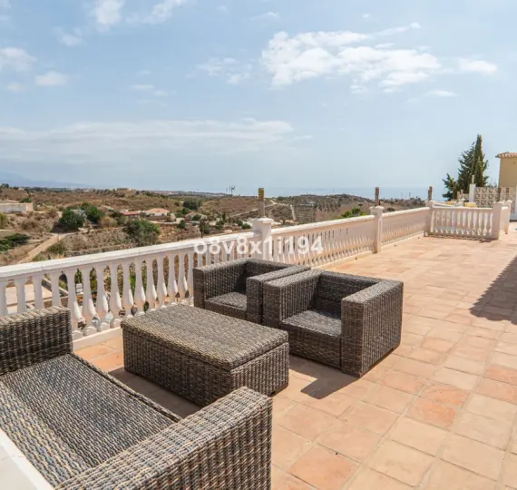 Продажа  отдельно стоящей виллы в Benajarafe