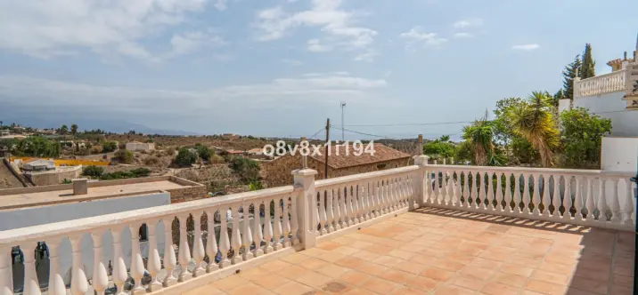Продажа  отдельно стоящей виллы в Benajarafe 1
