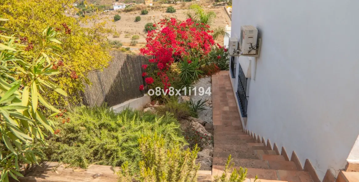 Продажа  отдельно стоящей виллы в Benajarafe 8