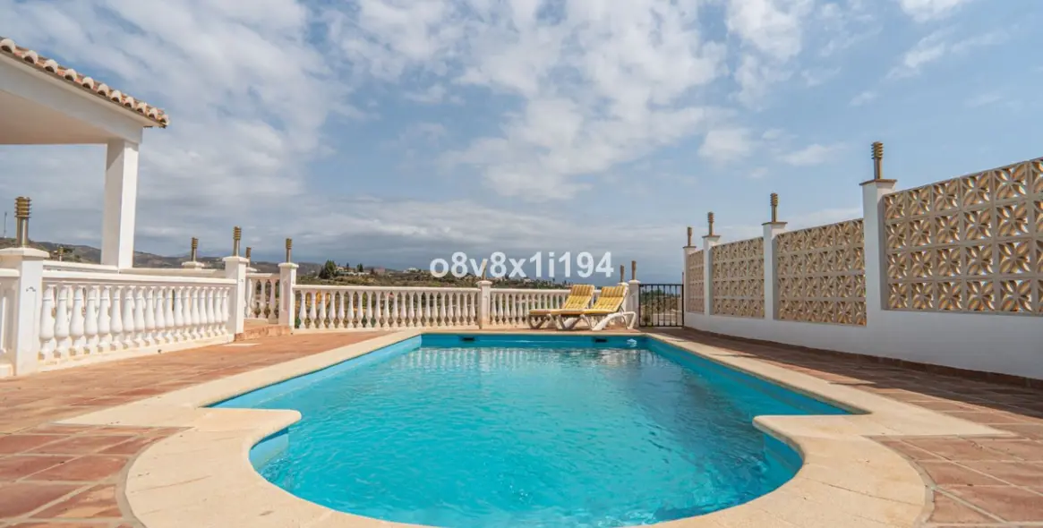 Продажа  отдельно стоящей виллы в Benajarafe 11