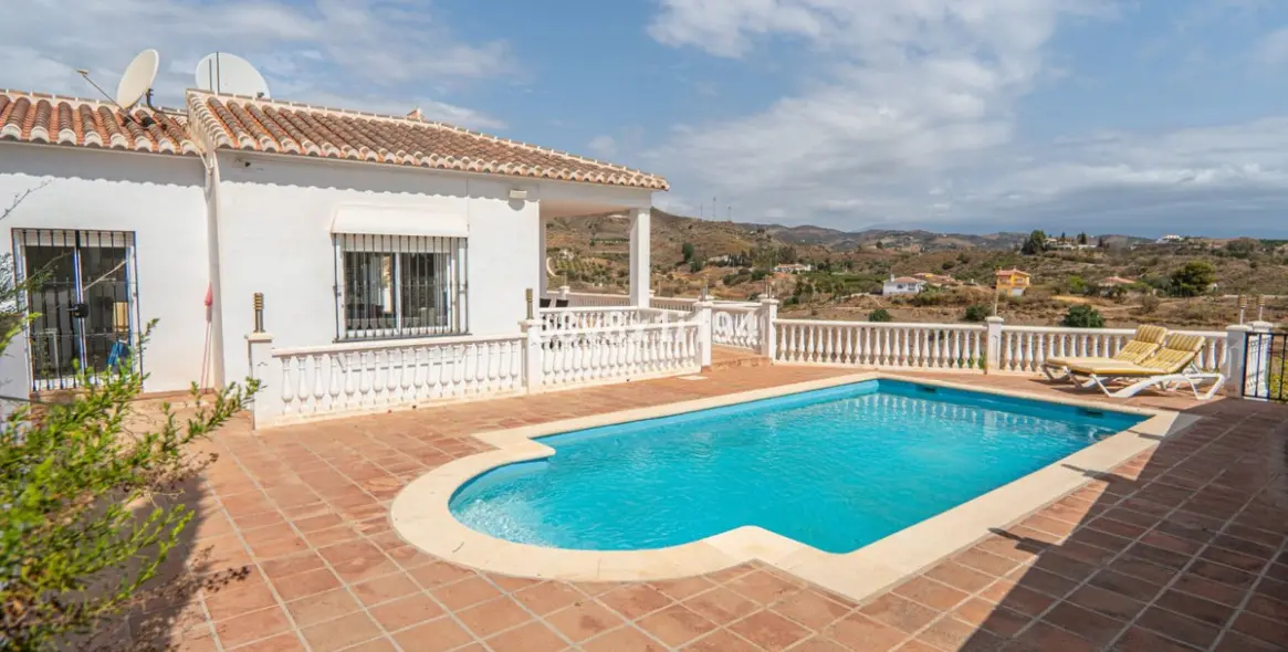 Продажа  отдельно стоящей виллы в Benajarafe 12