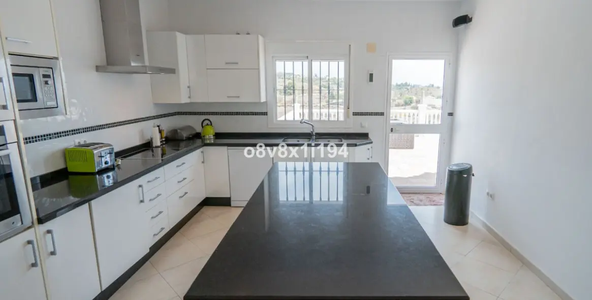 Продажа  отдельно стоящей виллы в Benajarafe 13