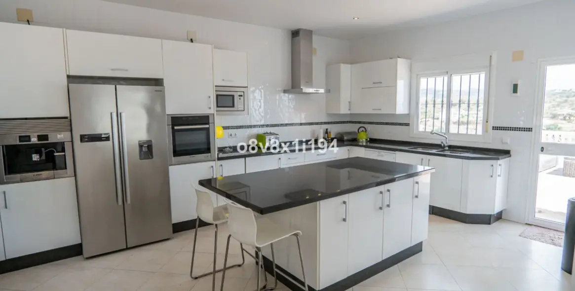 Продажа  отдельно стоящей виллы в Benajarafe 15