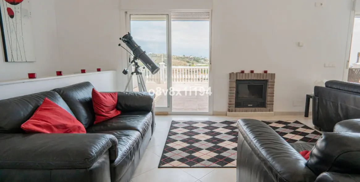 Продажа  отдельно стоящей виллы в Benajarafe 17