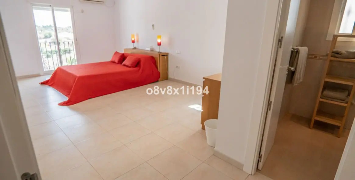 Sale of detached villa in Benajarafe 24