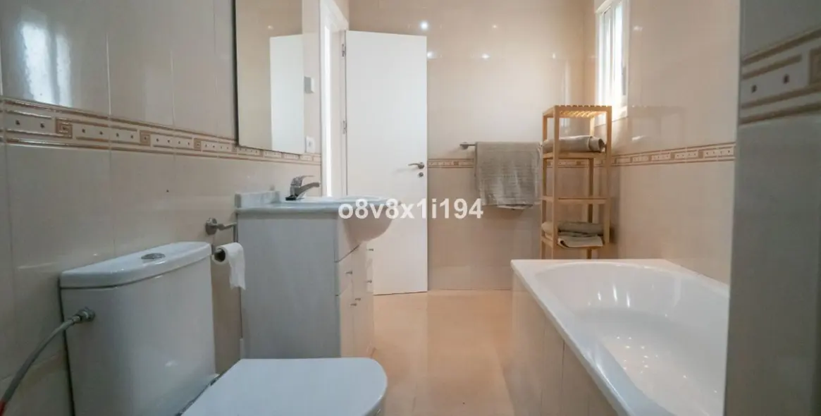 Sale of detached villa in Benajarafe 28