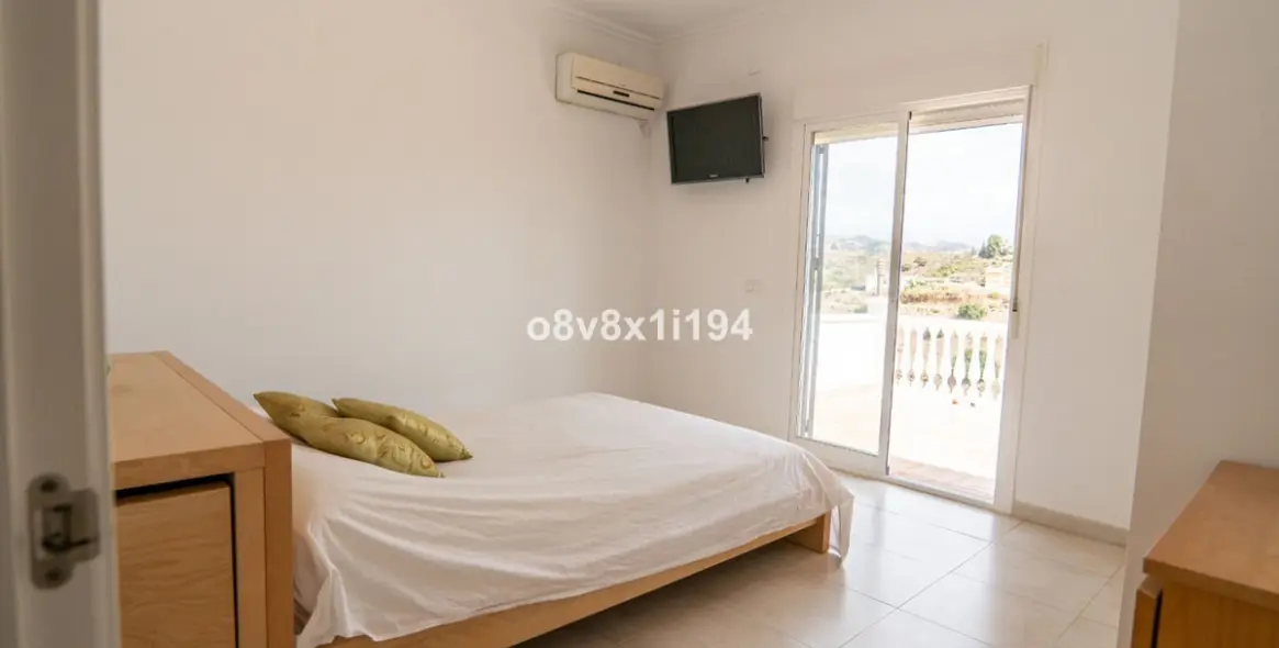 Sale of detached villa in Benajarafe 32