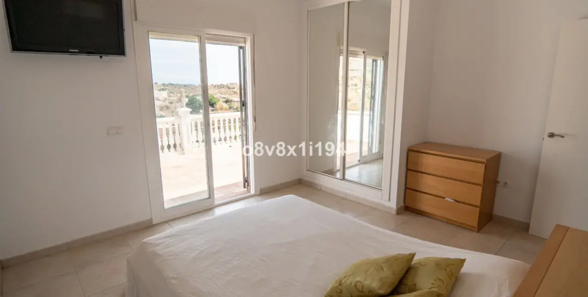 Sale of detached villa in Benajarafe 33