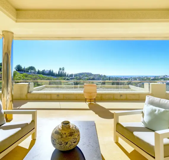 Sale of middle floor apartment in Nueva Andalucía