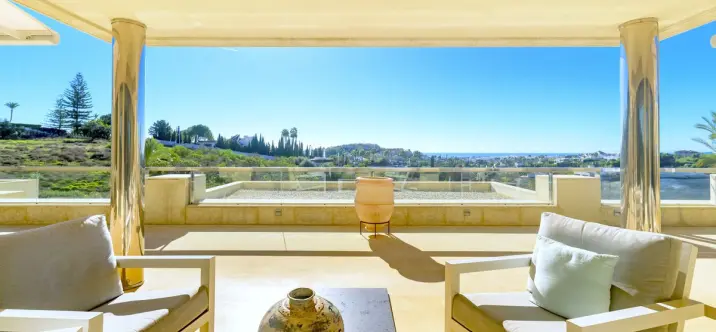 Sale of middle floor apartment in Nueva Andalucía 0