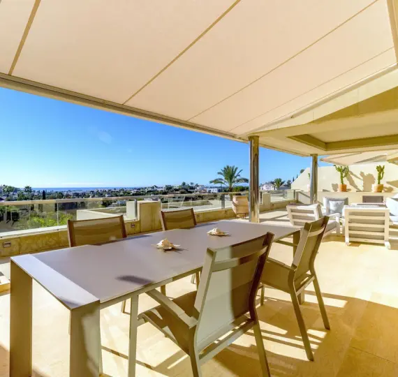 Sale of middle floor apartment in Nueva Andalucía