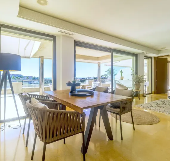 Sale of middle floor apartment in Nueva Andalucía