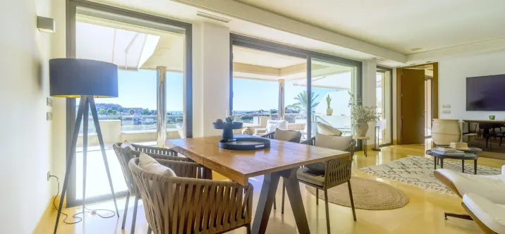 Sale of middle floor apartment in Nueva Andalucía 2