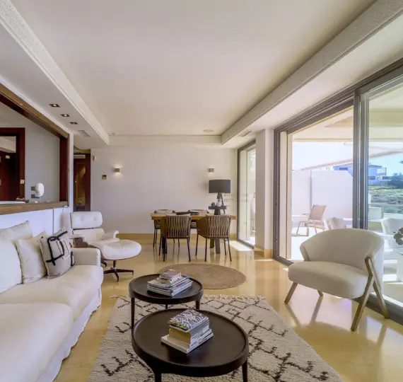 Sale of middle floor apartment in Nueva Andalucía
