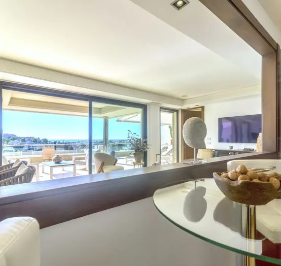 Sale of middle floor apartment in Nueva Andalucía