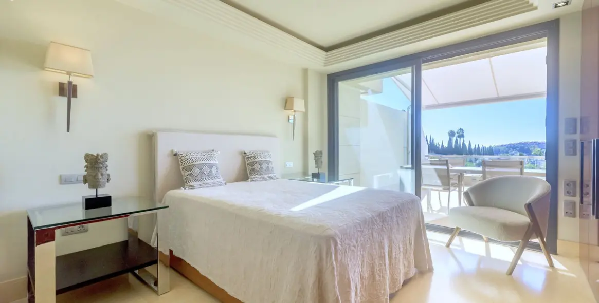 Sale of middle floor apartment in Nueva Andalucía 9