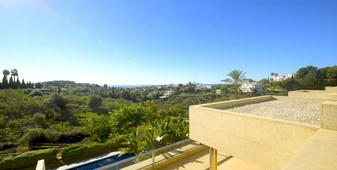 Sale of middle floor apartment in Nueva Andalucía 12