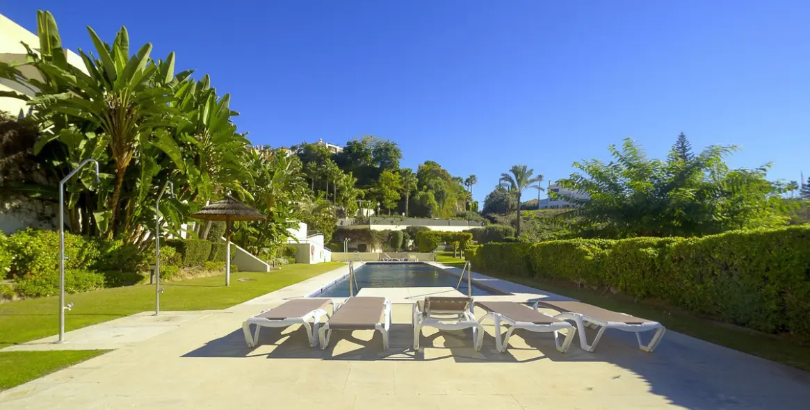 Sale of middle floor apartment in Nueva Andalucía 14