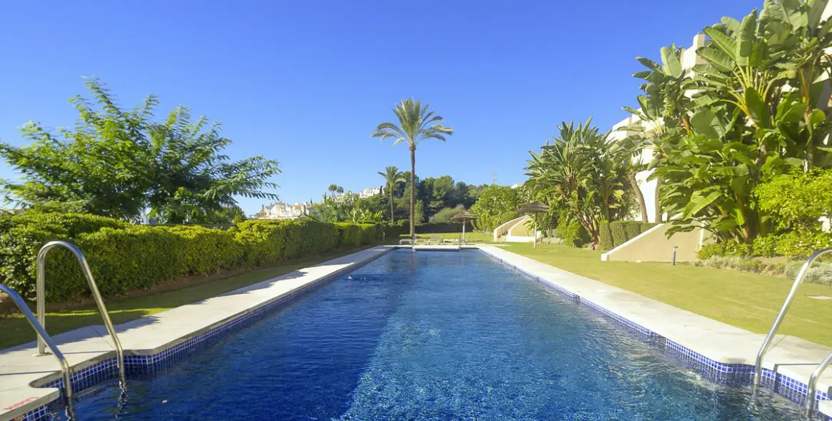 Sale of middle floor apartment in Nueva Andalucía 15