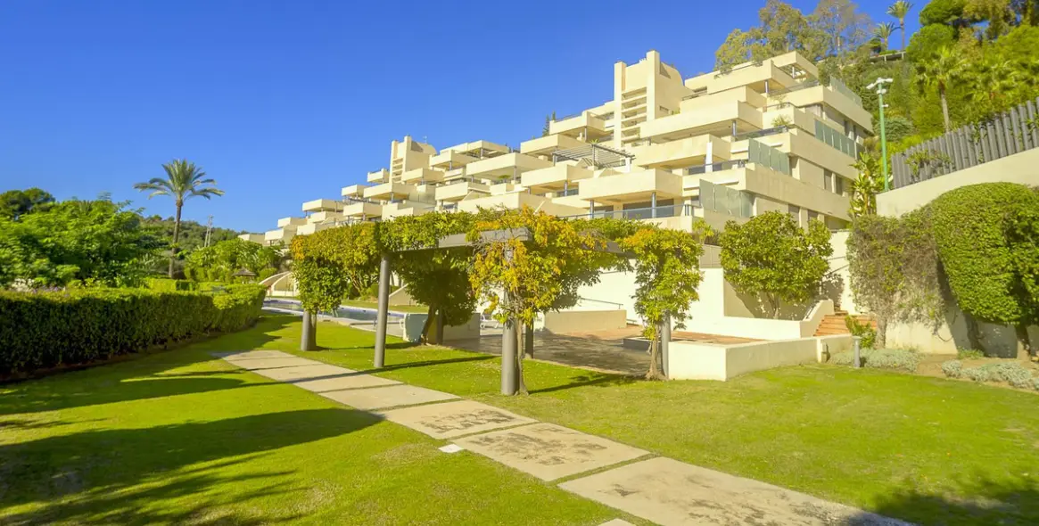 Sale of middle floor apartment in Nueva Andalucía 17