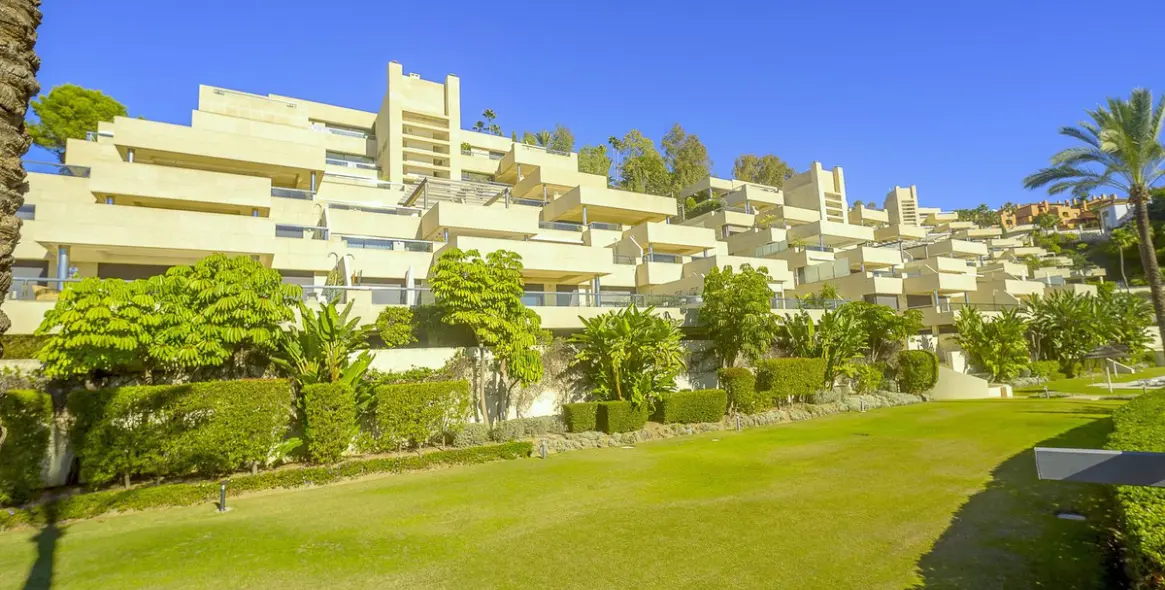 Sale of middle floor apartment in Nueva Andalucía 18