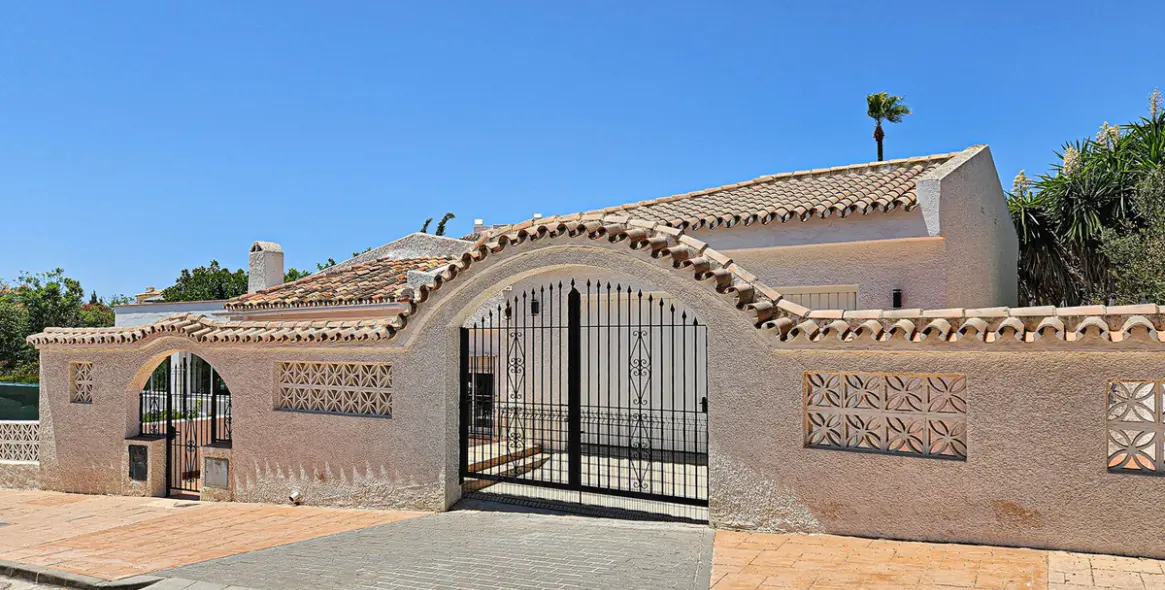 Sale of detached villa in Riviera del Sol 25