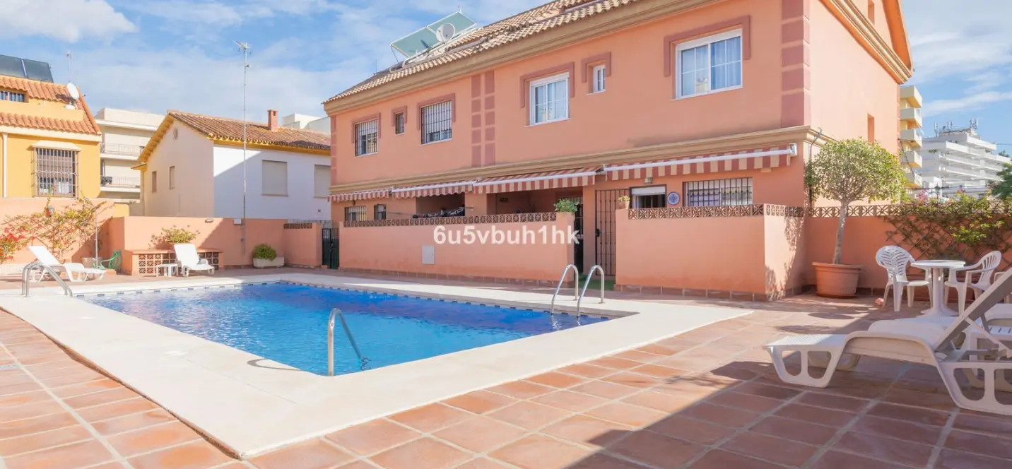 Продажа дома на две семьи в Fuengirola 0