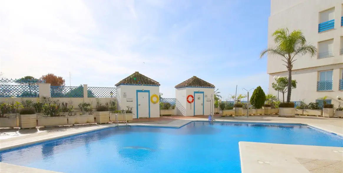 Short-term rent of middle floor apartment in Estepona 1