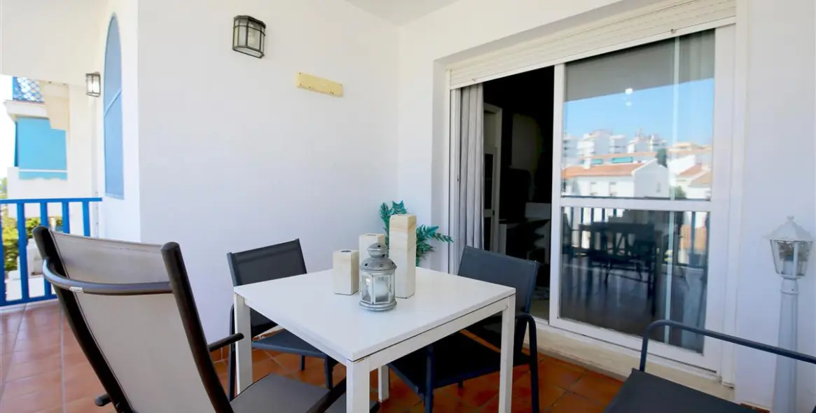 Short-term rent of middle floor apartment in Estepona 2