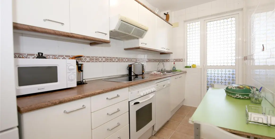 Short-term rent of middle floor apartment in Estepona 8