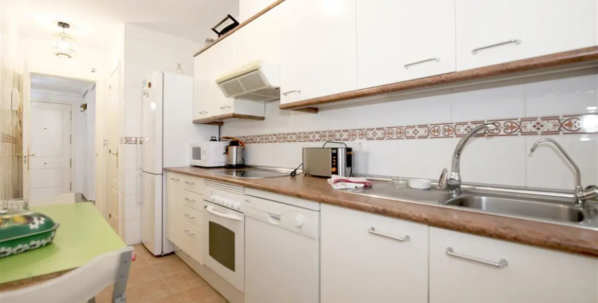 Short-term rent of middle floor apartment in Estepona 9