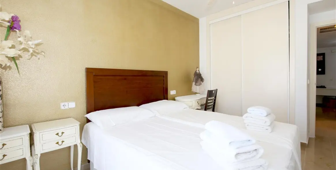 Short-term rent of middle floor apartment in Estepona 12