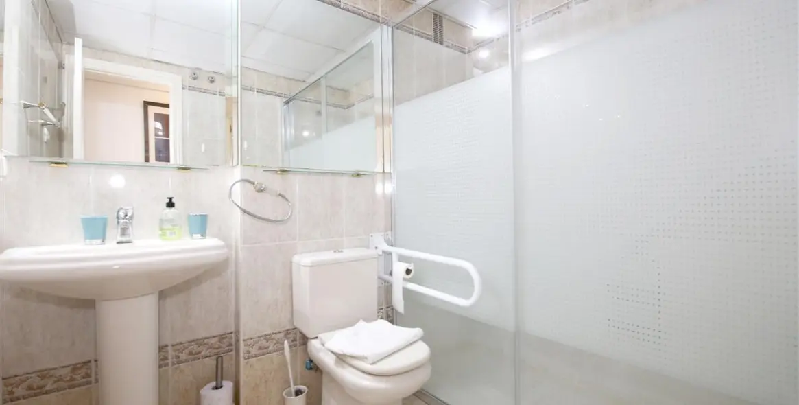 Short-term rent of middle floor apartment in Estepona 14