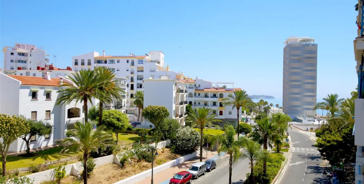 Short-term rent of middle floor apartment in Estepona 19