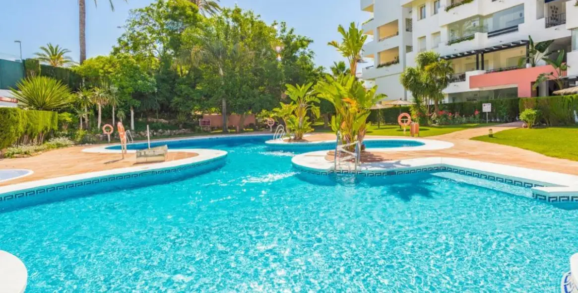 Краткосрочная аренда апартаментов на среднем этаже в Puerto Banús 1