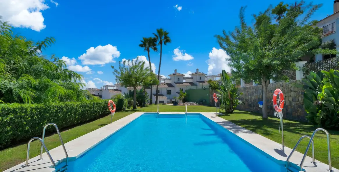 Long-term rent of townhouse in El Paraiso 1