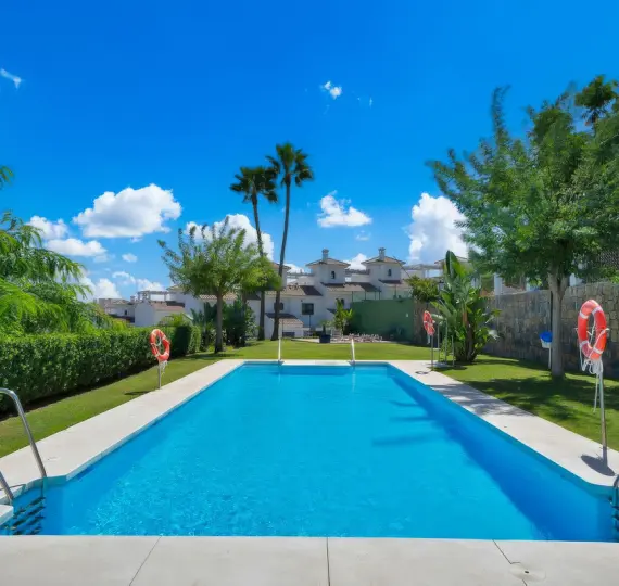 Long-term rent of townhouse in El Paraiso