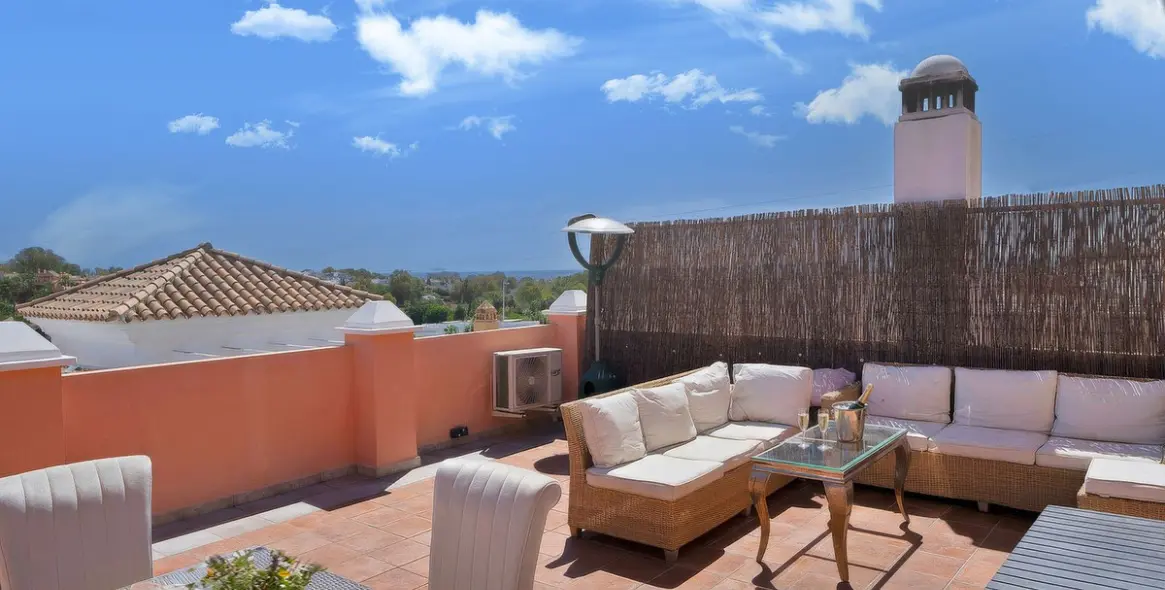 Long-term rent of townhouse in El Paraiso 2