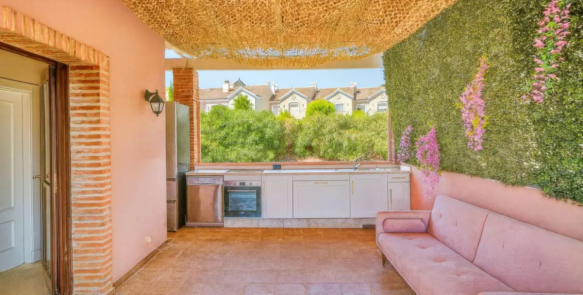 Long-term rent of townhouse in El Paraiso 3