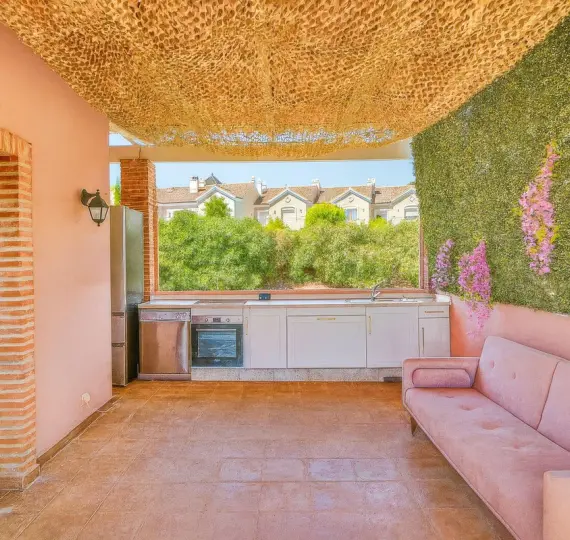 Long-term rent of townhouse in El Paraiso