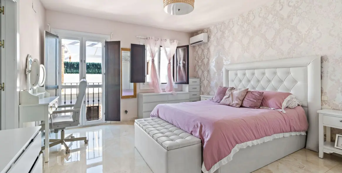 Long-term rent of townhouse in El Paraiso 10