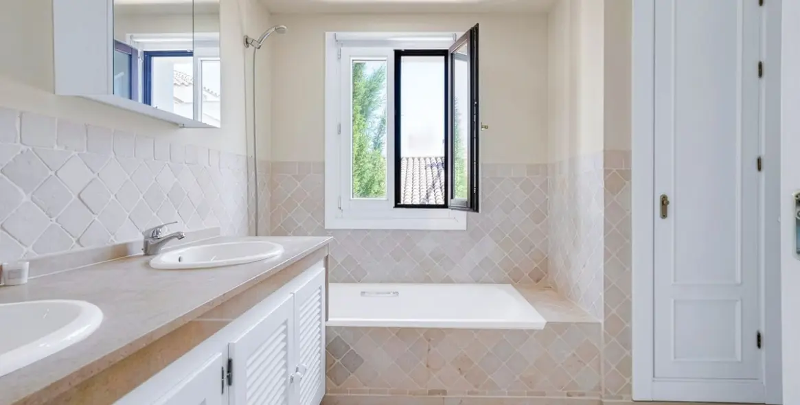 Long-term rent of townhouse in El Paraiso 13